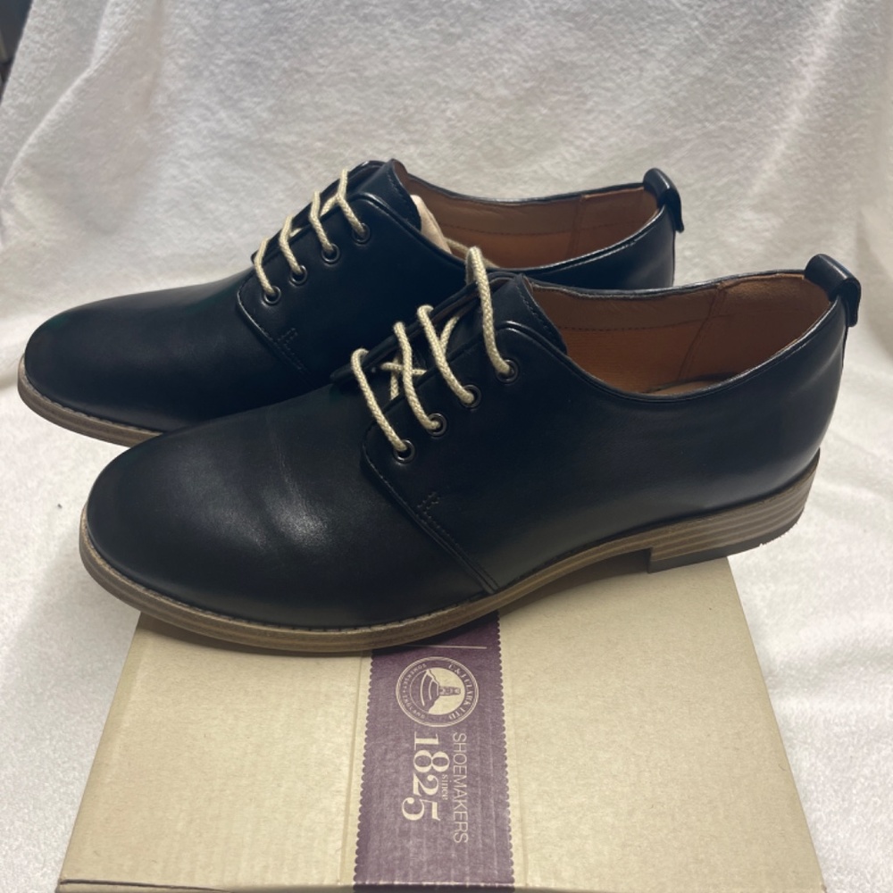 Clarks - Picture 2 of 8